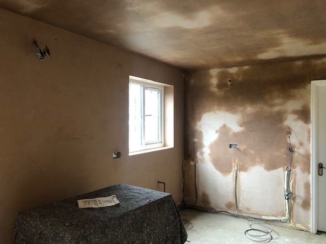  PLASTERED WALLS AND CEILING